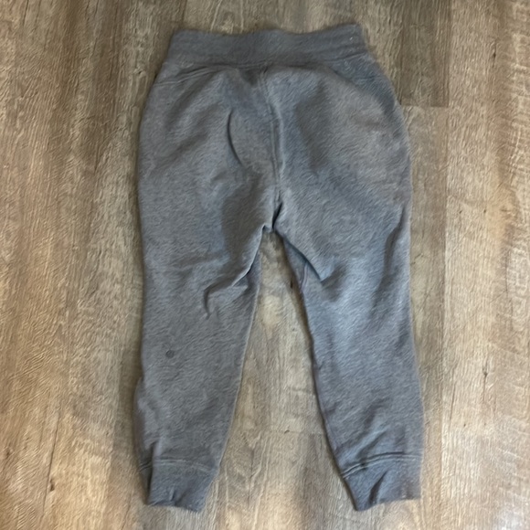 VGUC Lululemon grey thick cropped joggers - Picture 3 of 6